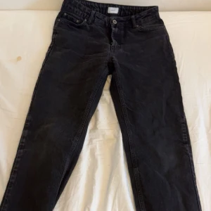 Svarta Jeans - Använda ett par gånger, i relativt bra skick. Inga defekter över huvudtaget. Riktigt fina. Skriv PM vid intresse.