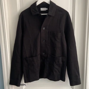 Svart overshirt  - Säljer nu denna snygga svarta overshirten från märket topman (köpt på asos). Den är sprillans ny, endast testad 1 gång. Storlek Xs-S. Passar perfekt inför våren och sommaren. Bara höra av sig vid fler frågor eller funderingar👍