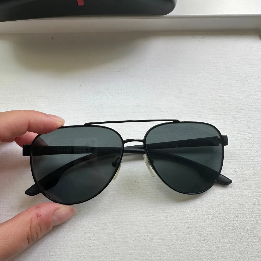 Superfina solglasögon från Prada i pilotmodell. . Accessoarer.