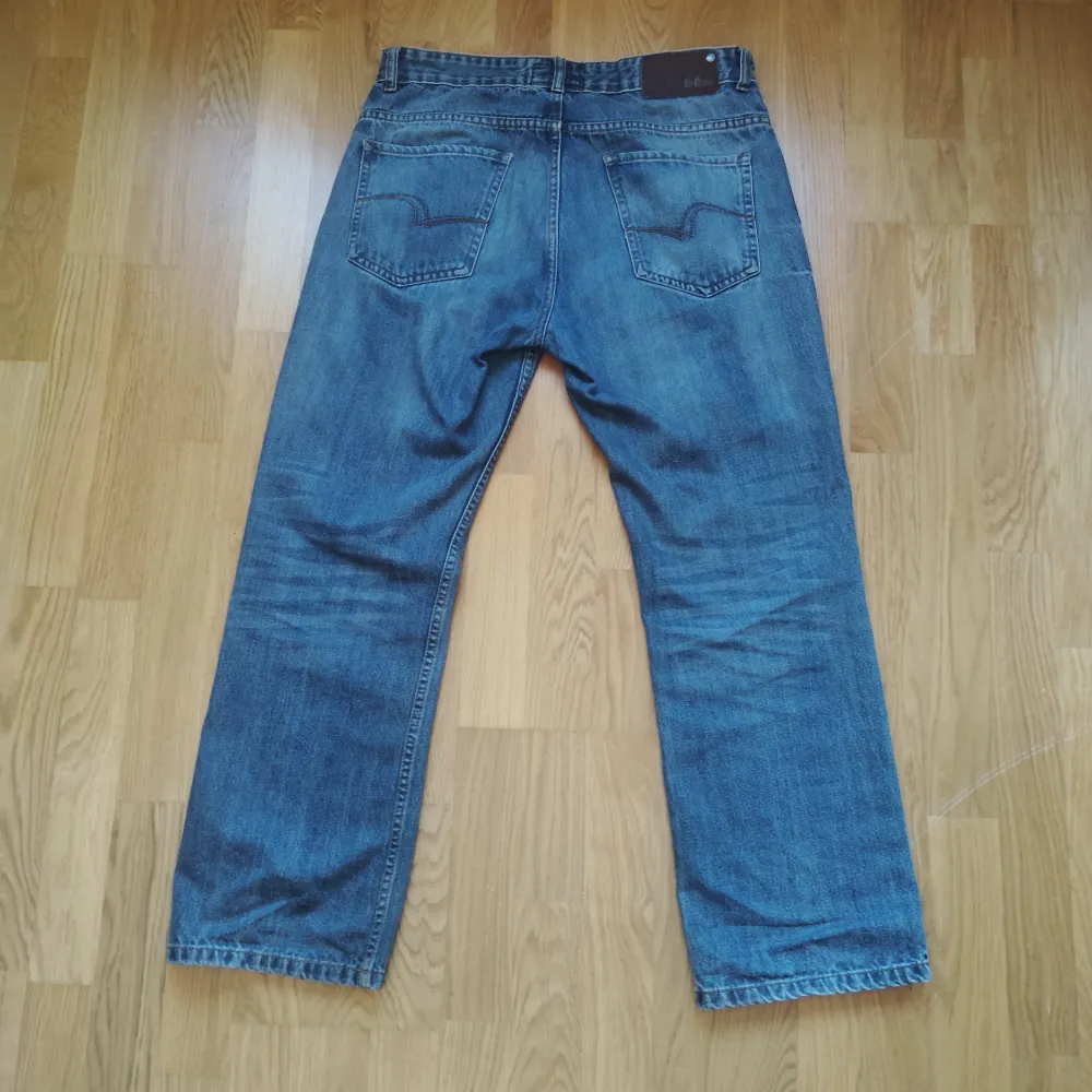 Säljer mina gamla jeans från märket Lee Cooper i storlek W34. Säljer de för att de är för små. De är i väldigt bra skick utan några fläckar.. Jeans & Byxor.