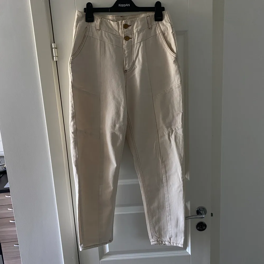 Beige jeans från Kappahl. Storlek 38, bra skick. . Jeans & Byxor.