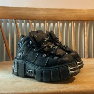 Newrock black tower  - Säljer ett par Newrock Ankle boot black tower M-106-S1 skor i storlek 38! De är i mycket fint skick har knappt använt utan främst testat, då jag märkte att de är för små därav varför jag säljer! 