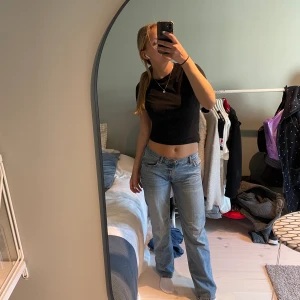 Lågmidjade jeans  - Jättefina lågmidjade jeans från Gina Tricot! Använda en del men inget som märks (förutom ena benet som är lite upptrampat). Säljer då de inte kommer till användning 🌟