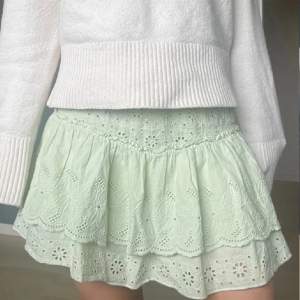 Jättefin kjol från Zara i storlek 13-14 är 164cm men passar xxs-xs💓inbygda shorts i! 