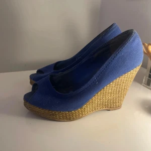 Klackskor  - Härlig färg på skorna. Kilklackarna är väldig bekväma att gå i. 