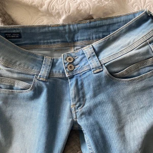 Lågmidjade jeans -  Säljer dessa super snygga lågmidjade jeans då dem inte riktigt passade mig. Brukar ha xs och dessa va lite för stora. I jeansen står det waist 30, de är straight/bootcut. Nyskick! Passar s/m🫶🏼 🫶🏼Lånade bilder!