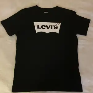 Säljer en svart Levis T-shirt som jag vuxit ur. Den är äkta och den är i mycket väl skick👏 skulle verkligen passa bra på någon som är ca 160-168 cm. Säljer billigt bara för att jag rensar garderoben. Så passa på 😉 ny pris 230 kr 