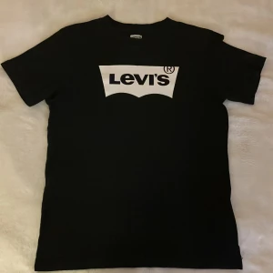 Levis T-shirt  - Säljer en svart Levis T-shirt som jag vuxit ur. Den är äkta och den är i mycket väl skick👏 skulle verkligen passa bra på någon som är ca 160-168 cm. Säljer billigt bara för att jag rensar garderoben. Så passa på 😉 ny pris 230 kr 