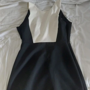 Svartvit klänning - En svart i vit klänning från Zara i strl L. Använd ett väldigt få antal ggr. Sitter jätte fint o är i skön material.