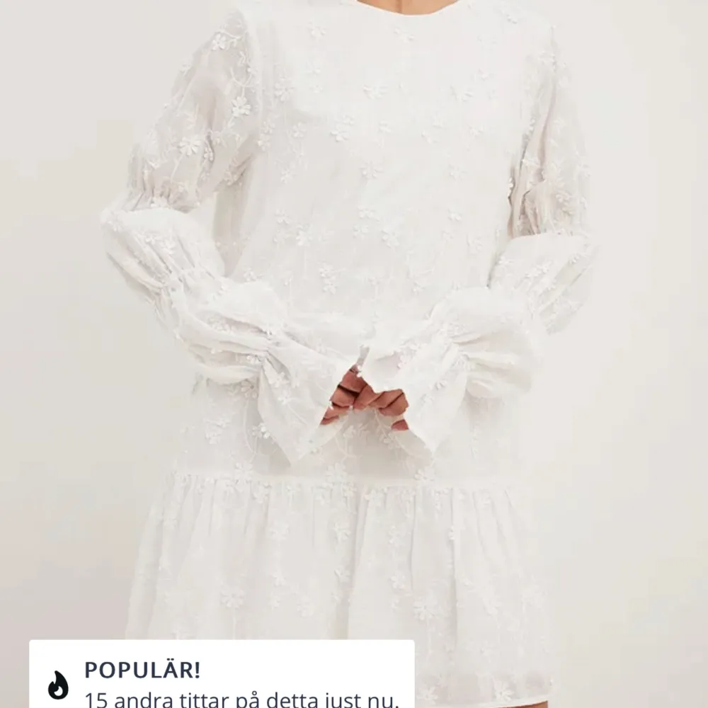 Säljer denna super fina studentklänningen från NAKD🥂 Köpt detta året och aldrig använd, prislapp fortfarande kvar🌸. Klänningar.