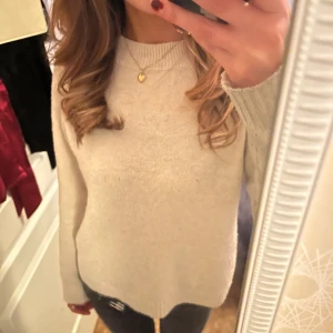 Stickad tröja  - Fin basic stickad tröja från vero Moda💓 Har ett litet hål(bild 3) och därav priset!