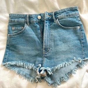 Jeansshorts  - Helt nya jeansshorts från zara. Aldrig använda!!