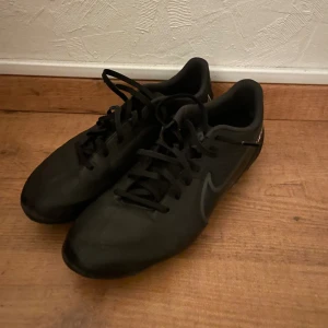 Fotbollskor - Ett par fotbollskor med märket Nike som jag använt några gånger sen slutade jag med fotboll är sköna och bra.