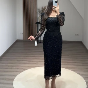 Festklänning  - Endast använd en kväll Detaljerna är sydda för hand, klänningen är inte tunn.  Hel och ren. Skriv för fler bilder. Kan gå ner i pris vid snabb affär