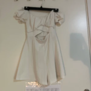 Jumpsuit  - Jumpsuit i vit, storlek S. Som ny😁