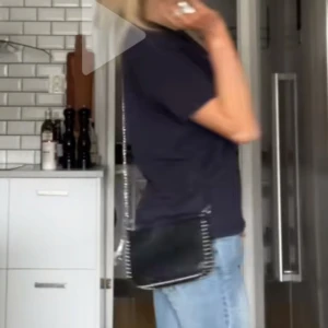 stradivarius handväska - jätte fin handväska från stradivarius som aldrig är använd, lappen kvar!🤗💓