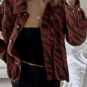 Zebra jacka Zara - Säljer denna jacka som inte finns kvar på zara längre, superfin!!💕 (inte min bild på första) 