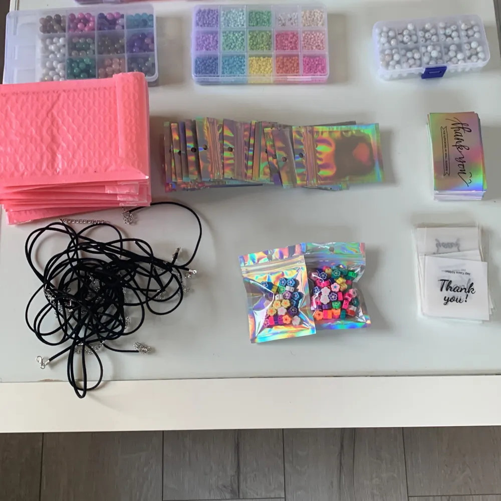 Jag säljer alla mina pärlor eftersom de inte kommer till användning, det är 14 st rosa förpackningar, 36 st multifärgade små paket, 48 thank you Cards och 33 thank you påsar ❤️några pärl förpackningar är lite använda 🫶🏼kan diskutera priset . Accessoarer.