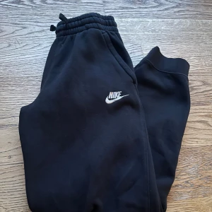 Svarta Nike mjukis byxor storlek 150cm - Använd men fin