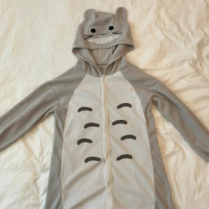 Söt totoro pyjamas  - Jättesöt och mjuk pyjamas/kigurumi :) köpt på kawaiishop