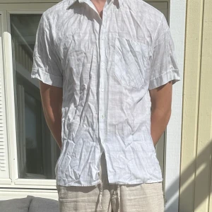 Fin vit skjorta!  - 39-40. Jag är 180 och skjortan passar perfekt 