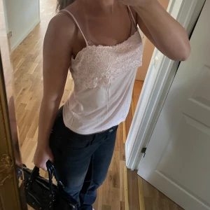 Spets linne - Sötaste rosa linnet med spets💖💖