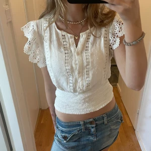 Kortärmad volangblus - Såå fin topp använd 1 gång så väldigt bra skick!