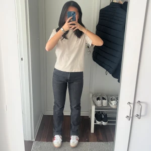 Jeans - Säljer svart/mörkgråa jeans från Zara