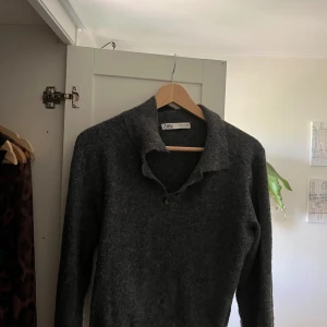 Zara tröja - Säljer denna zara tröja som ej går att köpa längre. Använd gärna köp nu!