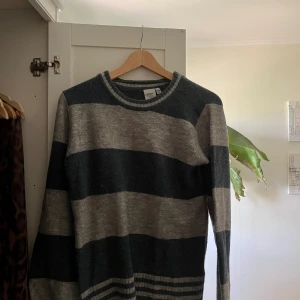 Tröja från Åhléns! - Säljer min fina stickad tröja från Åhléns med perfekt passform, lite oversized men med lite definierad midja! Använd gärna köp nu!