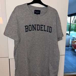 Bondelid T-shirt  - Varsamt använd, som ny. Grå Bondelid med blått tryck