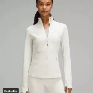 Supersnygg och eftertraktad lululemon define jacket i färgen Bone, creme vit. Köpt på Plick av en tjej som köpt den i USA  och använd 5-6 ggr av henne. I storlek 2 som motsvarar xs men passar även en S perfekt då den är stretchig 💓💓
