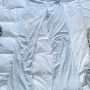 Yogapants - Lågmidjade yogapants från Nelly. Inte så använda och är ganska ljusgråa 