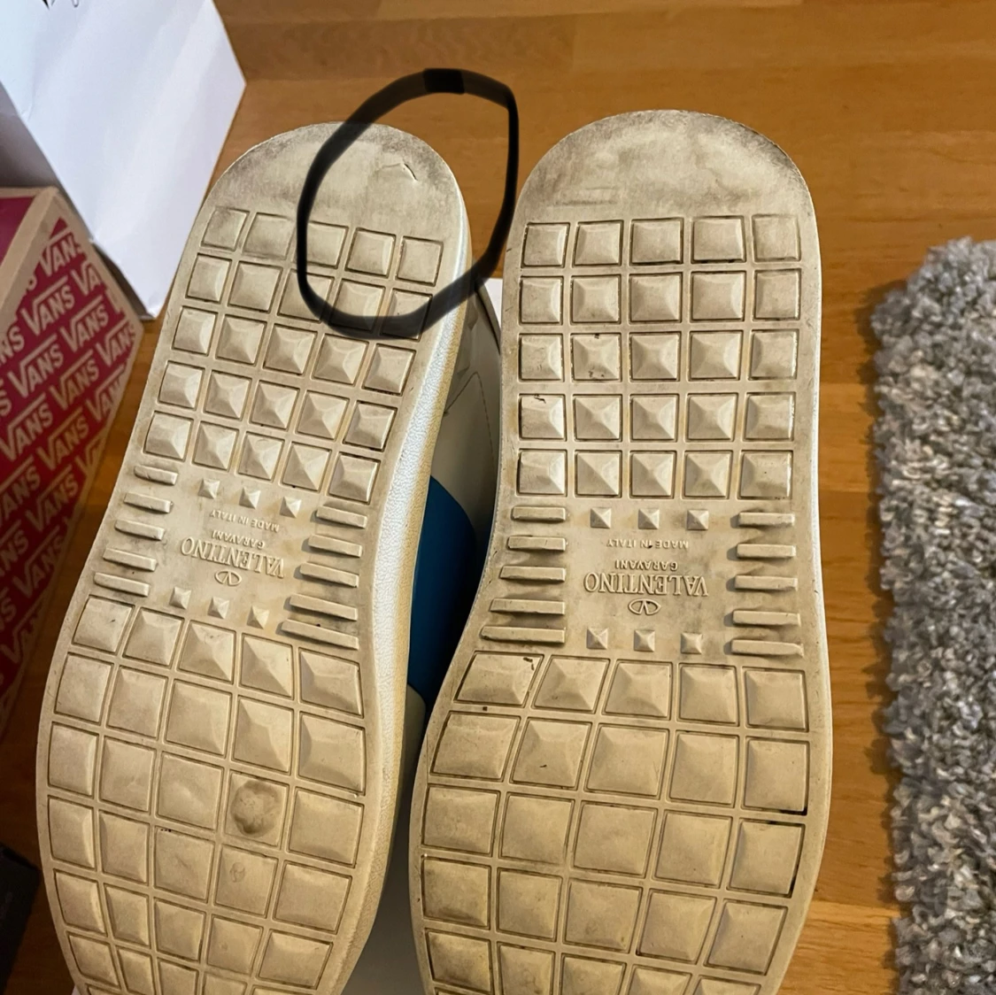 Tja,säljer mina valentino opens som fortfarande är i ganska bra skick men två små defekter som finns med på bilderna. - 92