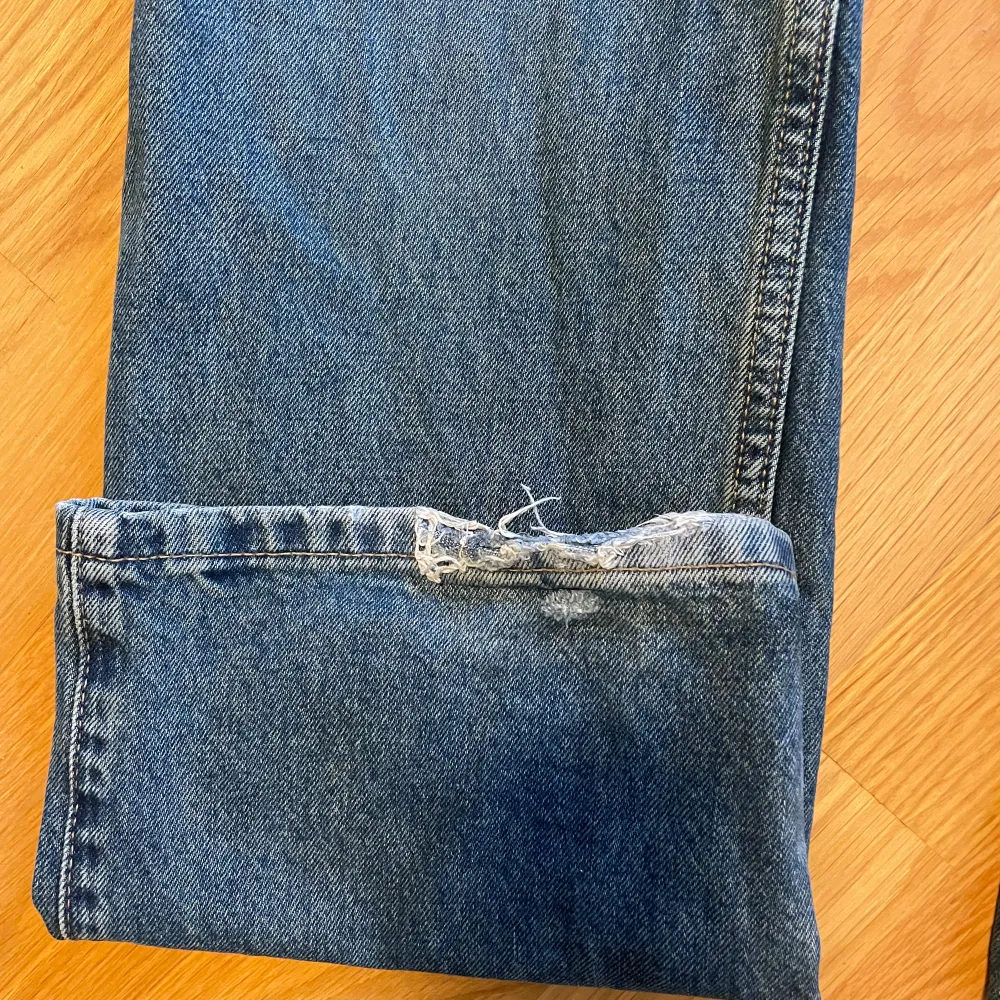 Jeans från weekday modellen Arrow strl 28/34. Dd är för långa för mig och har därför blivit slitna längst ned men inget man ser tydligt när man har de på sig🩷. Jeans & Byxor.
