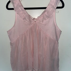 Sommar topp! - Supersöt rosa topp från Gina Tricot som tyvärr inte kommer till användning. I nyskick och perfekt till sommaren!💓☀️