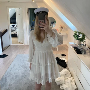 Vit klänning  - Perfekt till studenten eller midsommar. Har en underkjol och är öppen i ryggen. Har en mindre tråd som dragits i ena armen, självklart skickar jag bild om du är intresserad ❤️