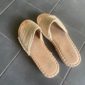 Sandaler med plattå som inte kommer till användning längre!!💘