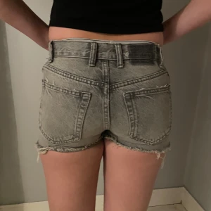 Zara shorts  - Jätte fina shorts till sommaren från zara i storlek 32.  Säljer pågrund av att de är för små. Sparsamt använda!  