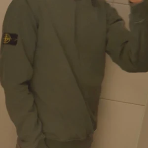 Stone island tröja - Mycket bra skick helt utan skador. Jag har tyvärr inte kvitto eller äkthets bevis men den är äkta och köpt av en trovärdig kille. Ny pris på den ligger runt 1700-1800 och jag säljer den mycket billigare för att den är använd 