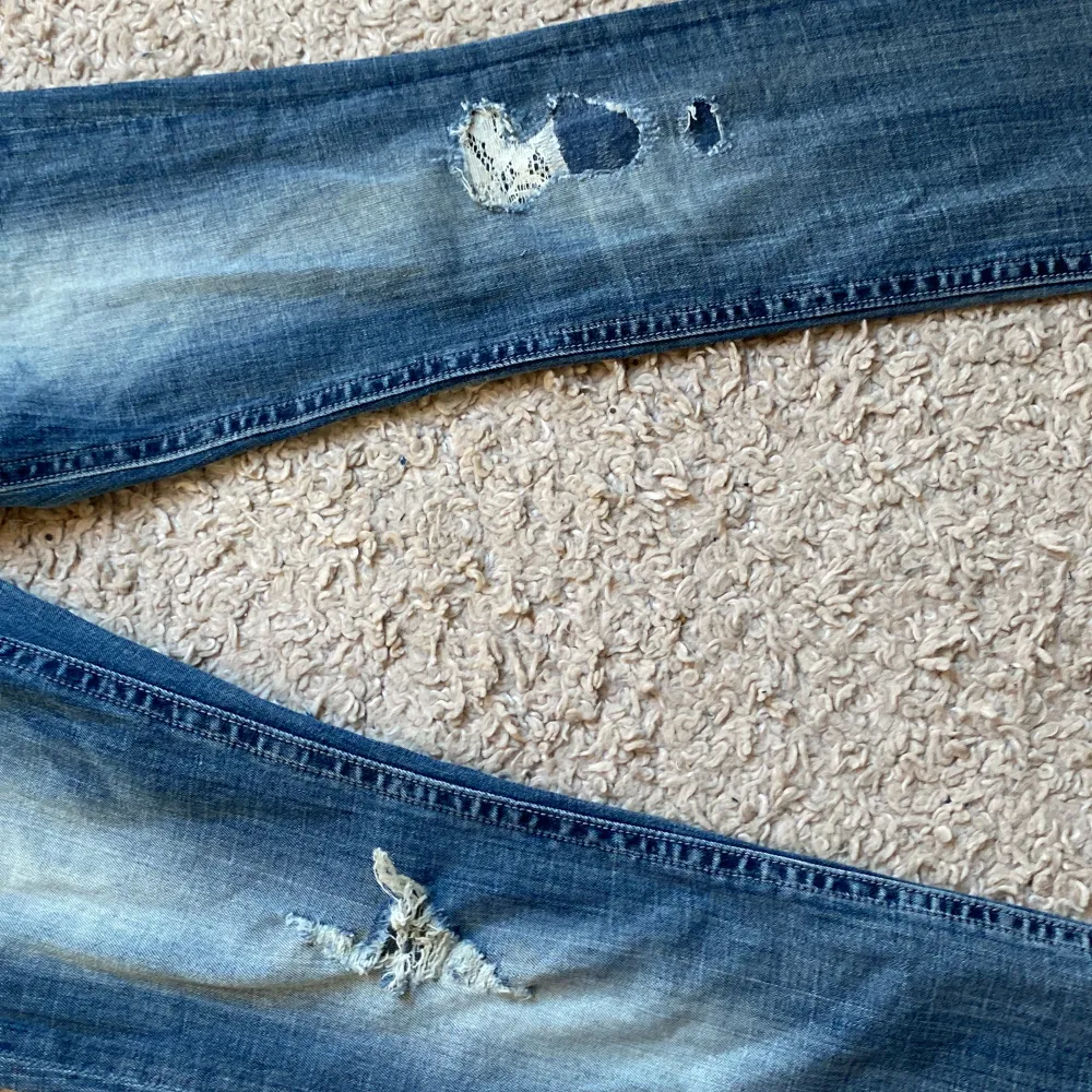 Säljer dessa jätte snygg lågmidjade utsvängda jeans! Säljer för dom inte passar, skriv privat om du har frågor eller vill ha bilder med dom på!💕. Jeans & Byxor.