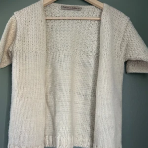 Stickad kofta - Supersöt kofta som tyvärr inte kommer till användning längre💗 skulle tippa på att storleken är xs-s!💗 endast använd ett fåtal gånger och skulle säga att den är i nyskick!💗 skriv för mer information!💞