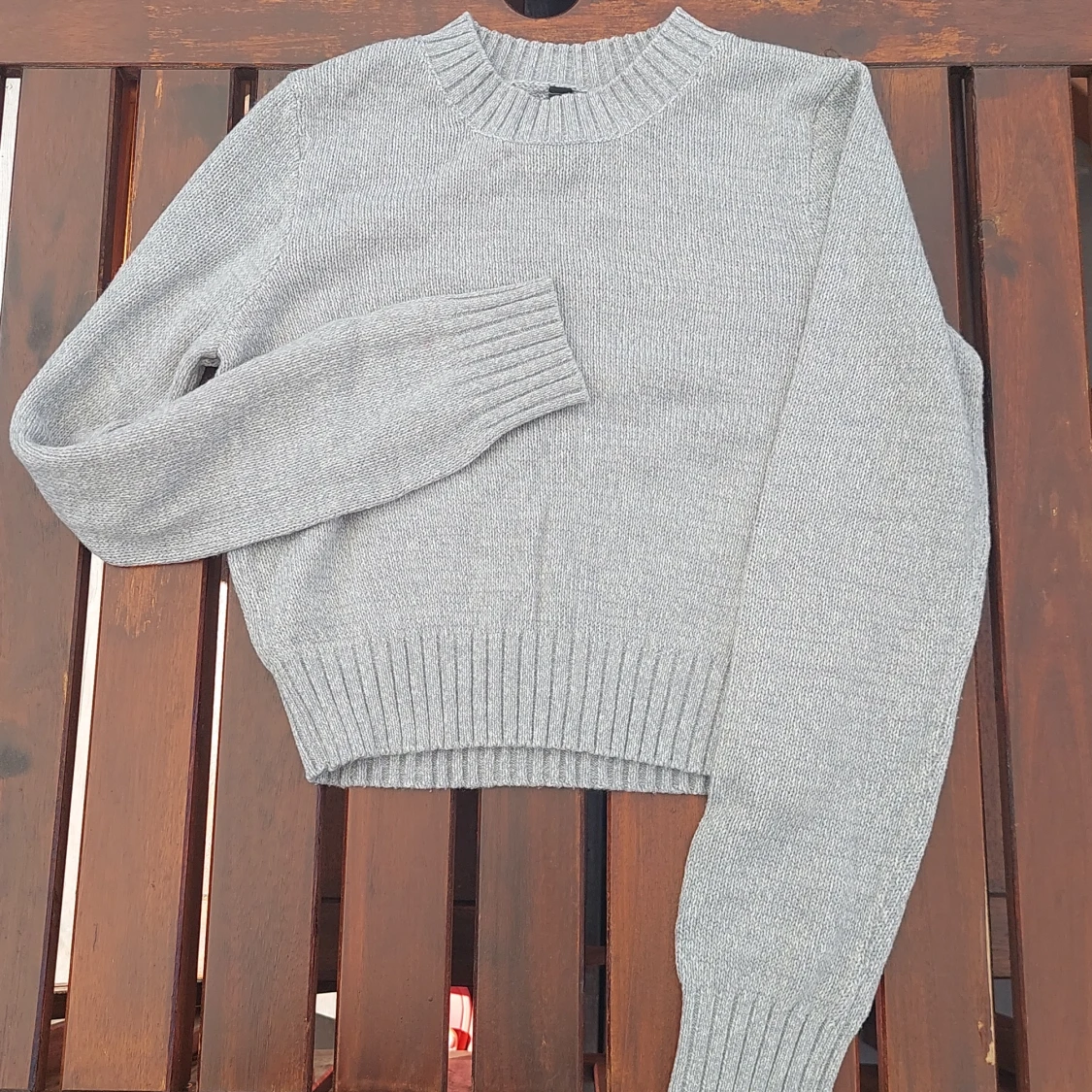 Grå stickat tröja