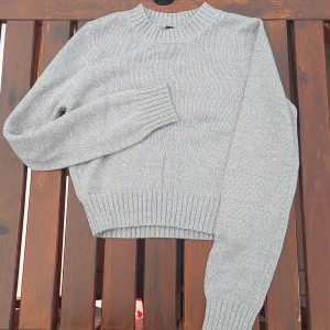 Grå stickat tröja - Grå stickat tröja i jätte bra skick. För flera bilder eller frågor, skriv 💞