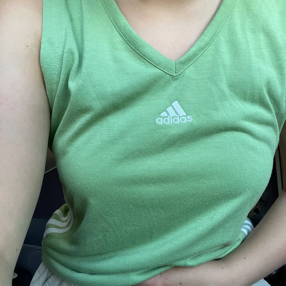 90s adidas linne. Womens modell storlek M Ljusgrön med vita detaljer. Toppar.