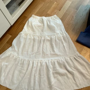 Kjol - Jätte fin kjol, använd 2-3 gånger, inga defekter:) hör av dig om du har några funderingar <3 