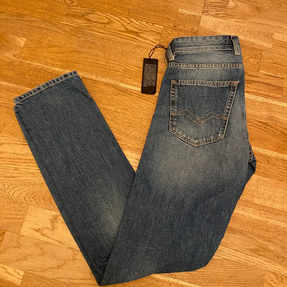 Sprillans nya replay jeans aldrig använda! Storleken är 28 34.. Jeans & Byxor.