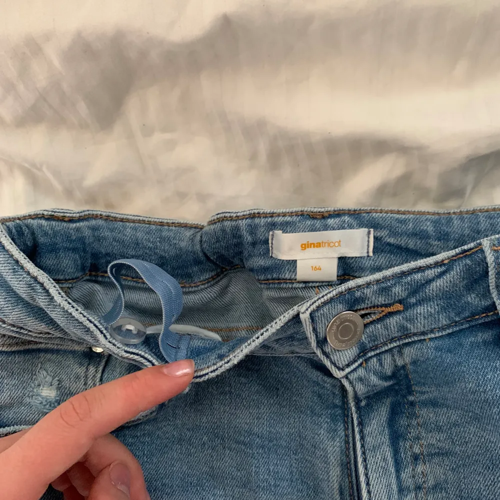 Ljusblåa lowwaist bootcut jeans från gina i storlek S🥰 Har resorband på insidan runt midjan, i nyskick. Jeans & Byxor.
