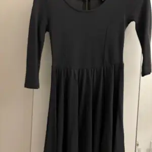 Mörkgrå midi klänning från H&Ms divided serie, kortare ärmar. Klänningen är i fint skick! 