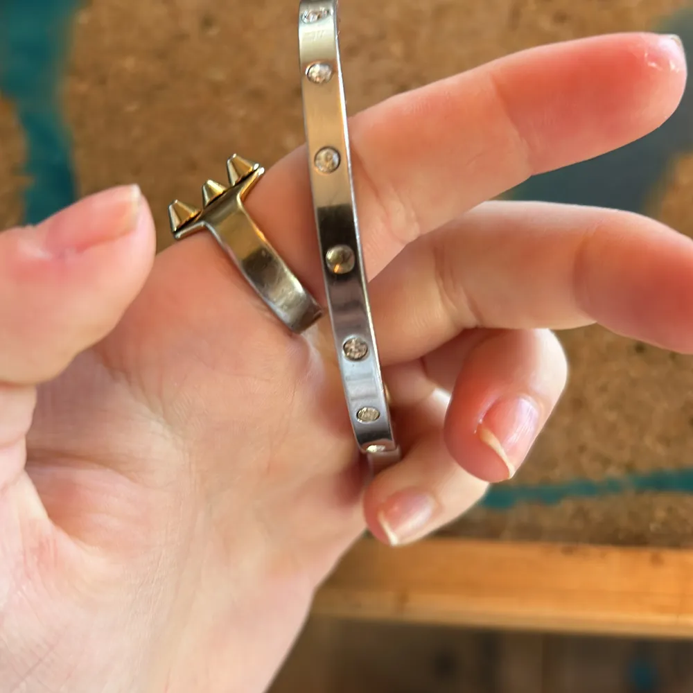 Jättesnyggt Armband med små diamanter från kate spade! Säljer då jag ej använder silver längre PRIS KAN DISKUTERAS. Accessoarer.